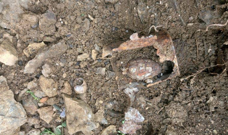 Bahçesini temizlerken el bombası buldu
