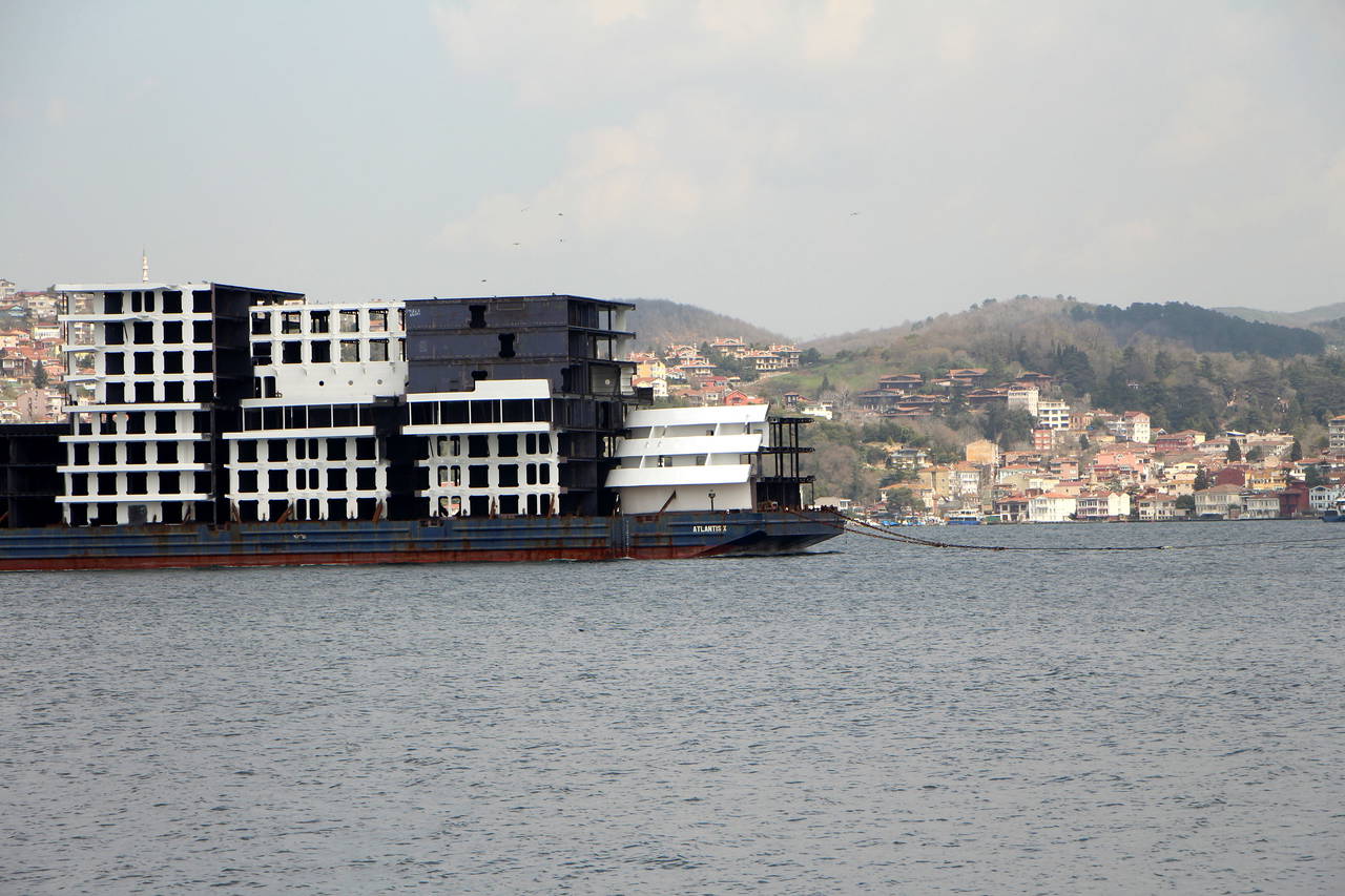 İstanbul Boğazı'ndan 'apartman' geçti