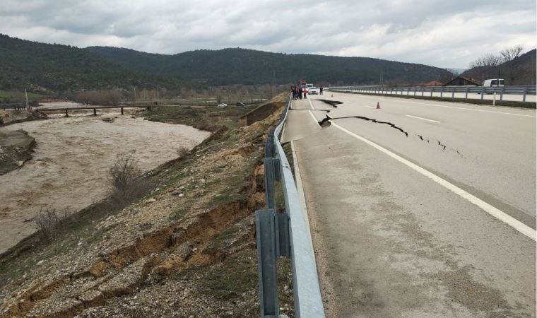 Kastamonu-Karabük yolunda çökme meydana geldi