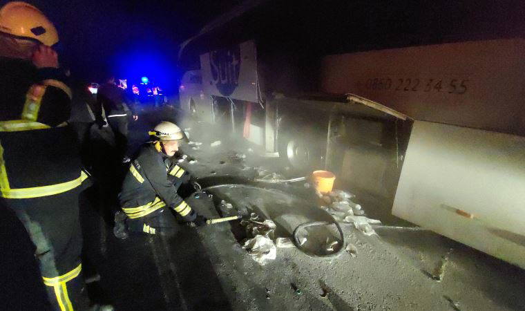 Lastiği patlayıp, yoluna devam eden yolcu otobüsünde yangın çıktı (01 Mayıs 2022) (Video Haber)