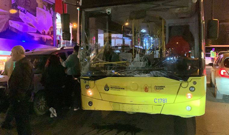 Ataşehir'de belediye otobüsü hafif ticari araca çarptı: 2 yaralı (01 Mayıs 2022) (Video Haber)