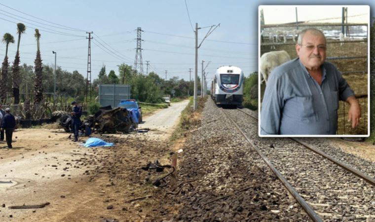 Yolcu treni hemzemin geçitte traktöre çarptı: Sürücü öldü (01 Mayıs 2022) (Video Haber)