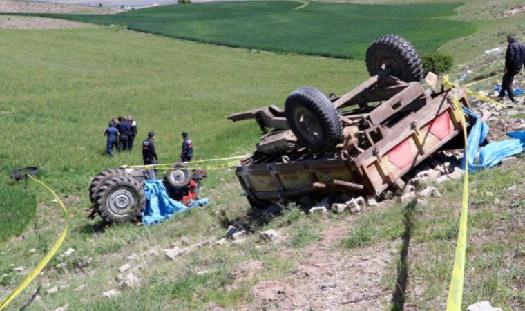 Devrilen traktörünün altında kalıp, öldü (10 Mayıs 2022) (Video Haber)