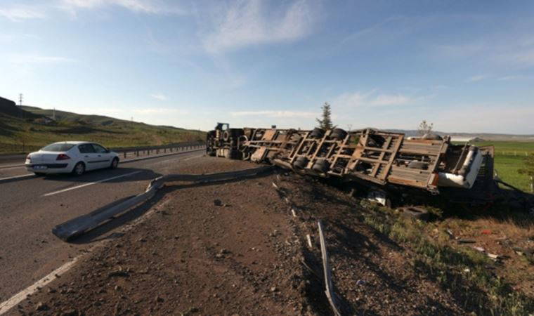 Otomobil yüklü TIR devrildi, araçlar yola savruldu