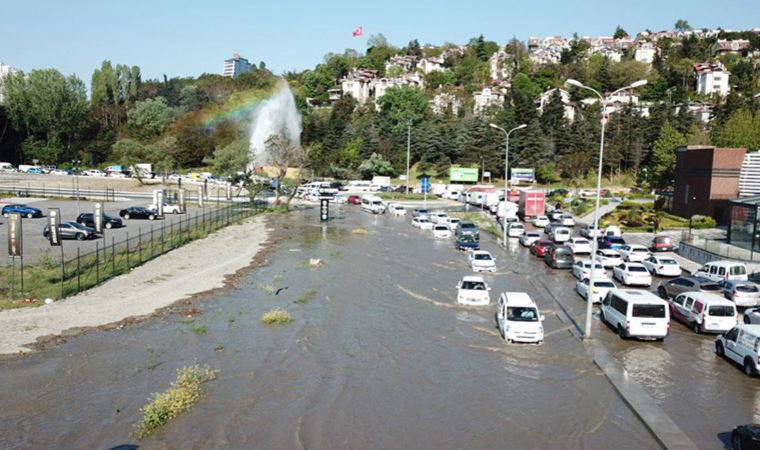 İstanbul’da su borusu patladı: Yollar göle döndü (11 Mayıs 2022) (Video Haber)