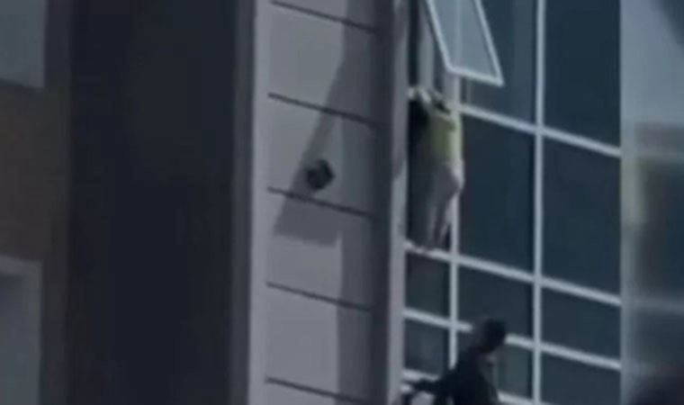 Sekizinci katta asılı kalan 3 yaşındaki çocuk son anda kurtarıldı (12 Mayıs 2022) (Video Haber)