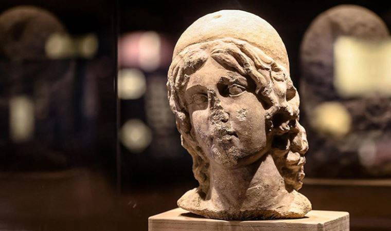 'Kehanet merkezinde' bulunan Apollon heykelleri ziyaretçisiyle buluştu