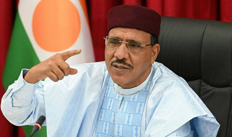 Kabinesine 'çok eşliliği' yasakladı!