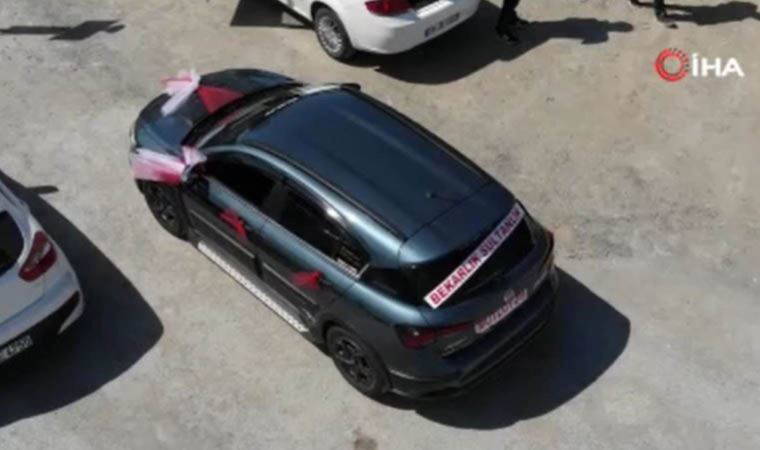 Boşanma davasına 'gelin arabası' gibi süslediği araçla gitti: 'Bekarlık Sultanlıktır' (14 Mayıs 2022) (Video Haber)