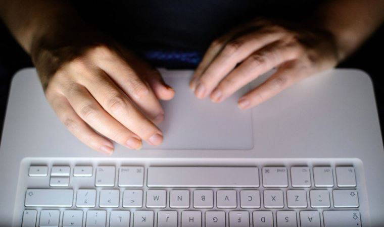 AB, internet şirketlerini çocuk istismarını içeren görüntüleri kaldırmaya zorlayacak