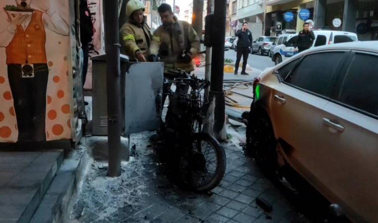 Kadıköy'de park halindeki 3 araç kundaklanırken, şüpheli yakalandı