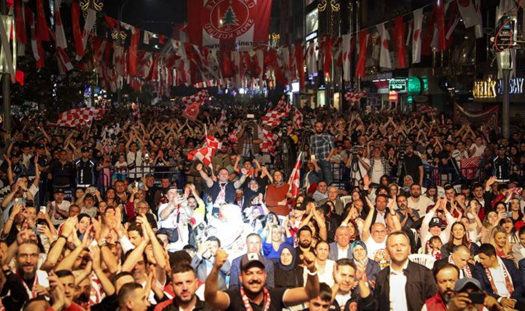 Ümraniyespor Süper Lig’e yükselişini taraftarlarıyla kutladı