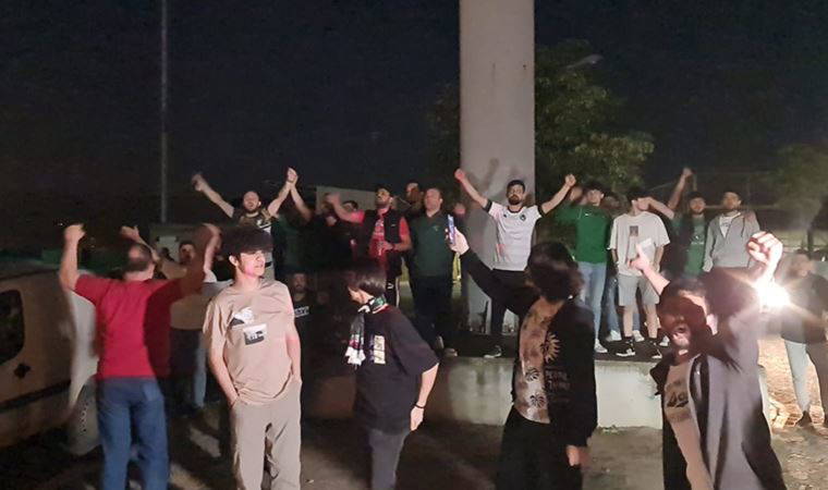 Kocaelispor taraftarları, küme düşen takımı protesto etti (15 Mayıs 2022) (Video Haber)