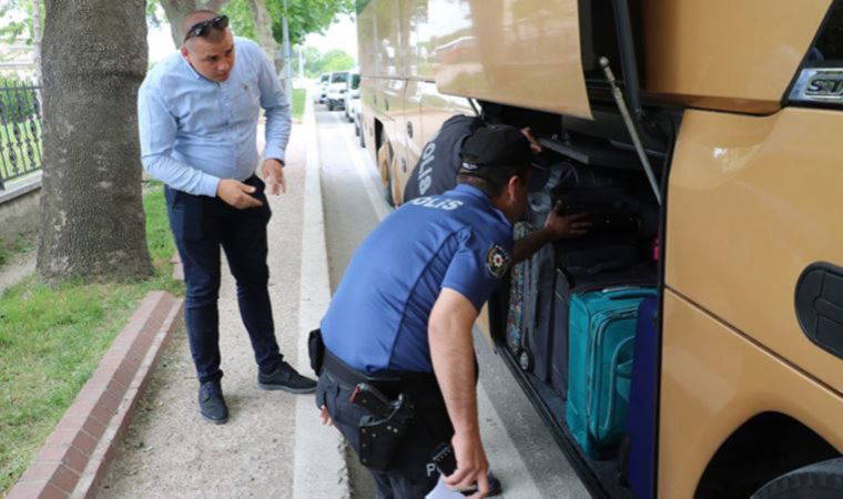 Göçmenler otobüsün deposunda sıkışmış halde yakalandı (15 Mayıs 2022) (Video Haber)