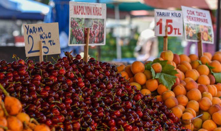 Pazar tezgahındaki etiketlerde 'küçük yazı' ve 'yarım kilo' aldatmacası