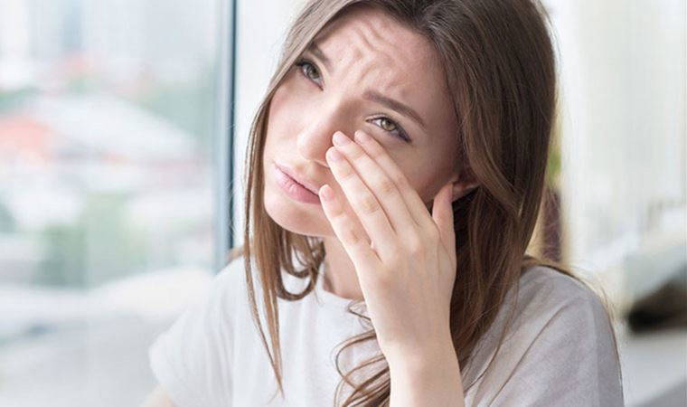 Göz seğirmesi neden olur, nasıl geçer?