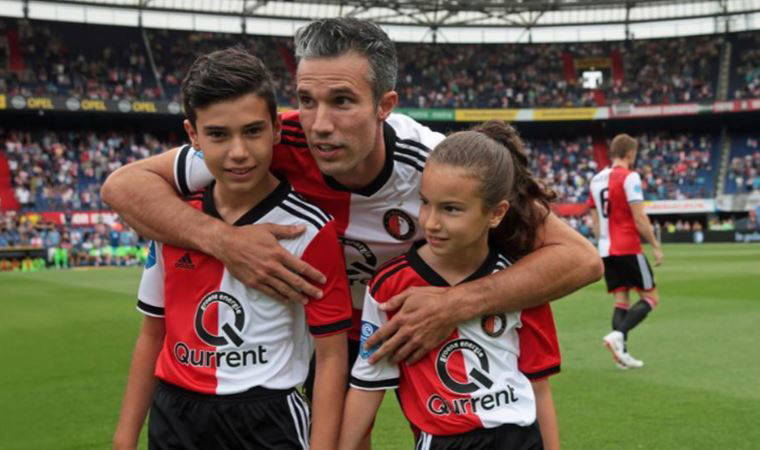 Robin van Persie'nin oğlu Shaqueel profesyonel sözleşme imzaladı