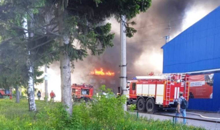 Kimya fabrikasında yangın: 2 bin metrekare alan kül oldu (17 Mayıs 2022) (Video Haber)