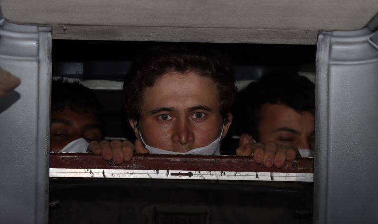 2 otobüsün gizli bölmelerinde 47 düzensiz göçmen yakalandı (18 Mayıs 2022)