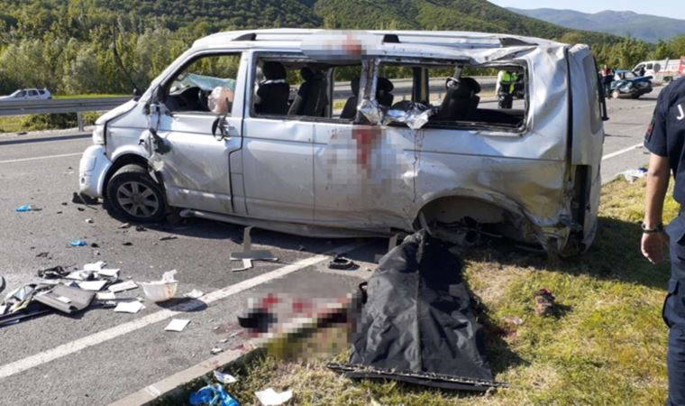 Niksar'da işçileri taşıyan minibüs, otomobille çarpıştı: 2 ölü, 12 yaralı (18 Mayıs 2022) (Video Haber)