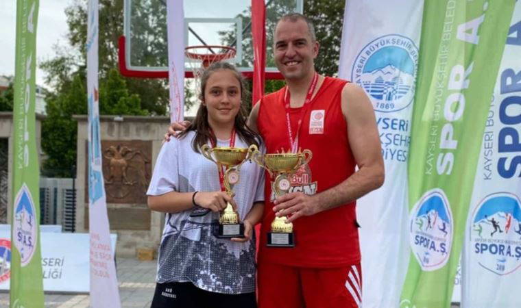 Basketbolda Kayserili baba-kız şampiyon oldu
