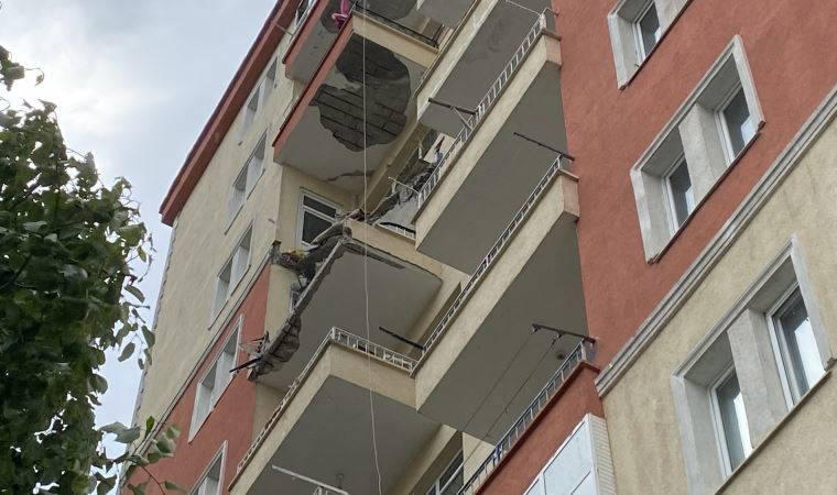 Beylikdüzü'nde şiddetli rüzgar etkili oldu, 10 katlı apartmanın 2 balkonu çöktü (18 Mayıs 2022)