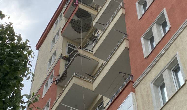 Beylikdüzü'nde şiddetli rüzgar etkili oldu, 10 katlı apartmanın 2 balkonu çöktü (18 Mayıs 2022) (Video Haber)