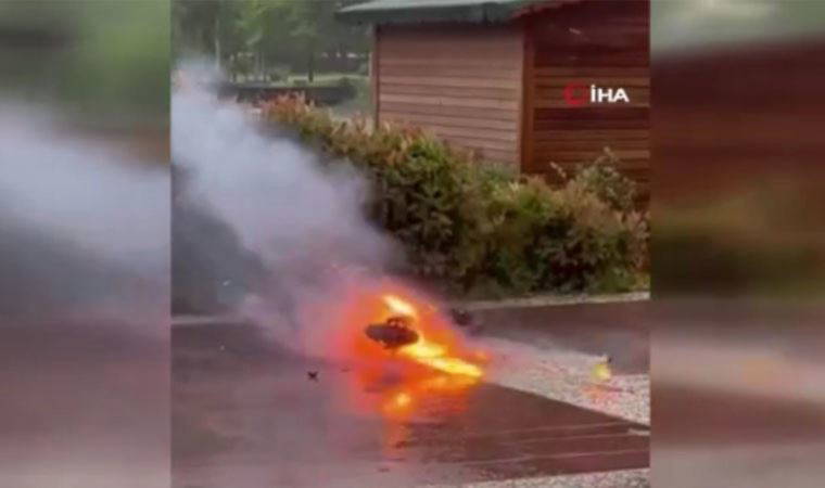Elektrikli scooter bir anda patladı, yanmaya başladı (19 Mayıs 2022) (Video Haber)