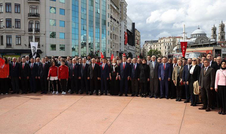 Taksim’de 19 Mayıs coşkusu: Partililer Cumhuriyet Anıtı'na çelenk bıraktı (19 Mayıs 2022) (Video Haber)
