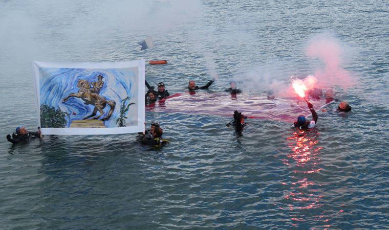 Ata'ya Saygı dalışı: Kadıköy'de denizde Atatürk Portresi ile Türk Bayrağı açtılar