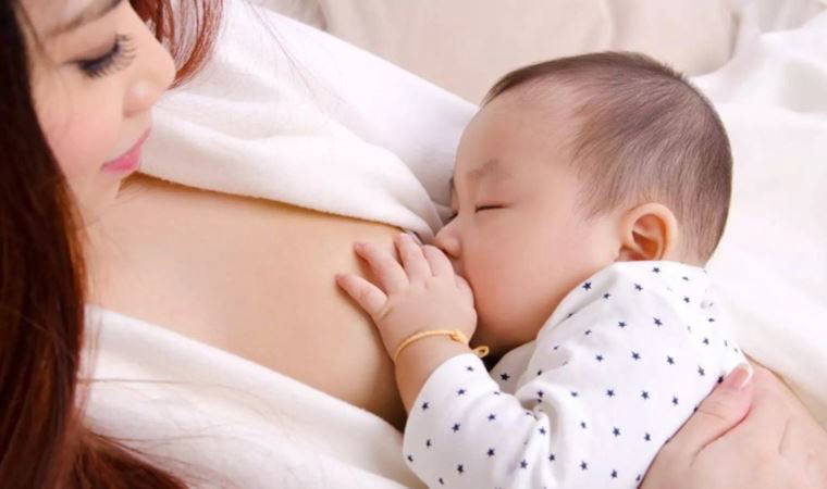 'Yapay anne sütü' çalışmalarına destek veren Bill Gates'in fonladığı The Guardian, 'doğal emzirme karşıtı' makaleler yayınladı