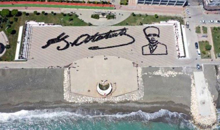 Mersin'de 1919 genç zeybek oynayıp; Atatürk'ün imzasıyla siluetini oluşturdu
