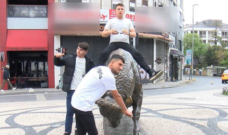 Restorasyonu tamamlanan boğa heykeli açıldı: Üstüne çıkıp 'duyarlı olun' dedi