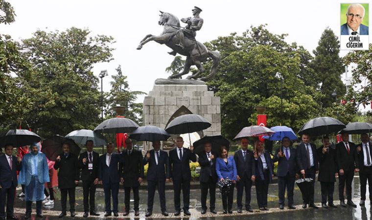 19 Mayıs'ta Onur Anıtı’na çelenk sunuldu