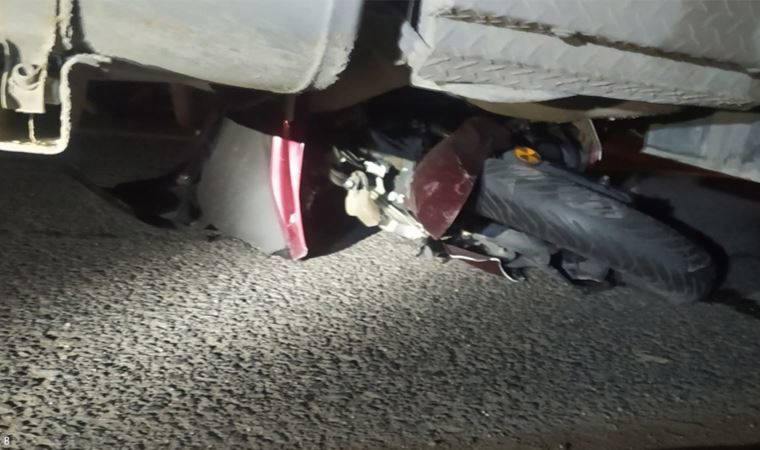 TIR'ın altında kalan motosiklet sürücüsü ağır yaralandı