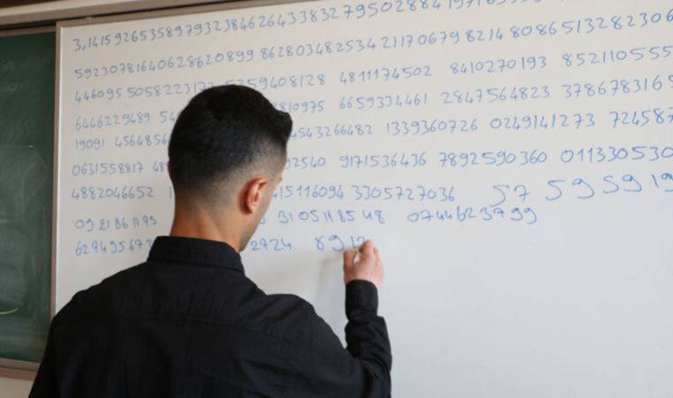 Pi sayısının virgülden sonraki '3 bin 600' basamağını ezberledi