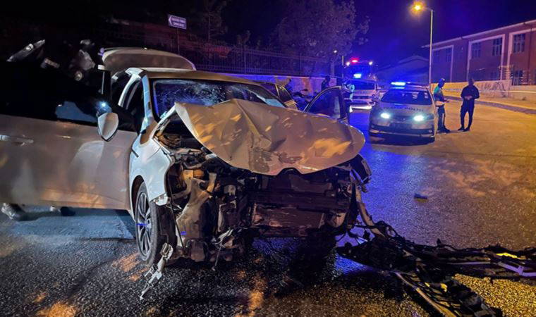 Polisten kaçan sürücü otomobille duvara çarptı: 2 yaralı (21 Mayıs 2022)