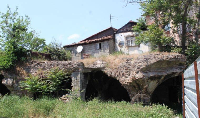 Üstüne yapılan 'gecekondu', tarihi sarnıcı tehdit ediyor: 'Koruma altına alınmalı'