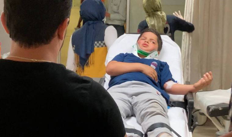 Düğün konvoyundaki otomobil, bahşiş isteyen çocuğa çarptı (22 Mayıs 2022) (Video Haber)