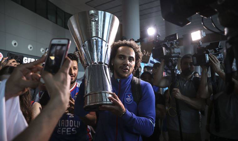 Avrupa şampiyonu Anadolu Efes, Türkiye'ye döndü