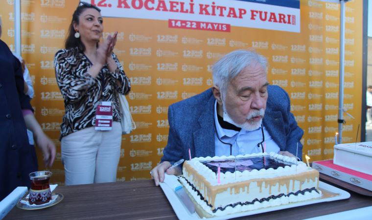 İlber Ortaylı'ya fuarda doğum günü sürprizi