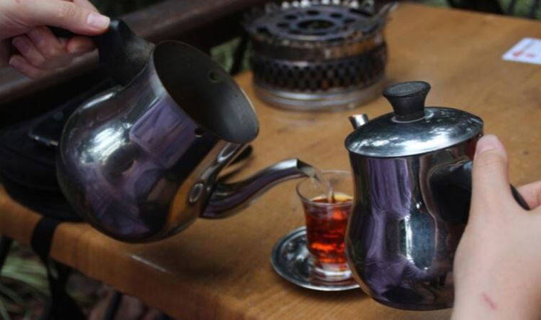 Mahkemeden emsal karar: Eşine fırlattığı çay 'silah' sayıldı