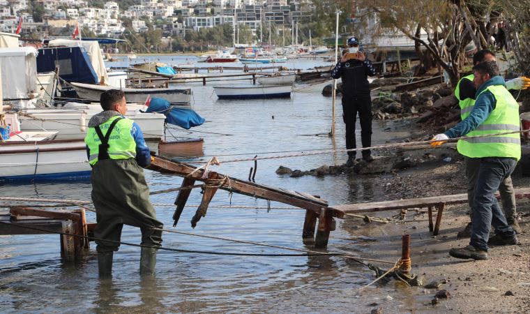 Bodrum'da kaçak iskeleler yıkılıyor