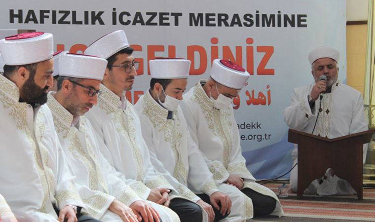Atatürk'ü hedef almıştı; yine sahnede