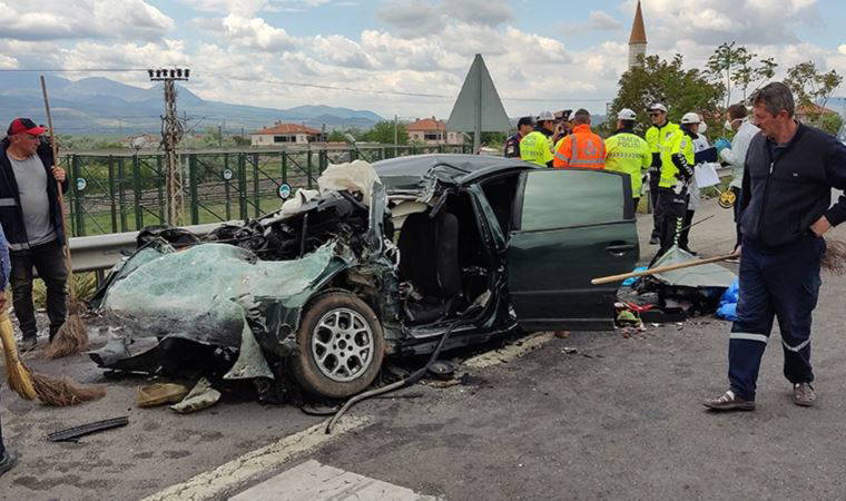 Feci kaza: Otomobil ile kamyon çarpıştı, ölü ve yaralılar var