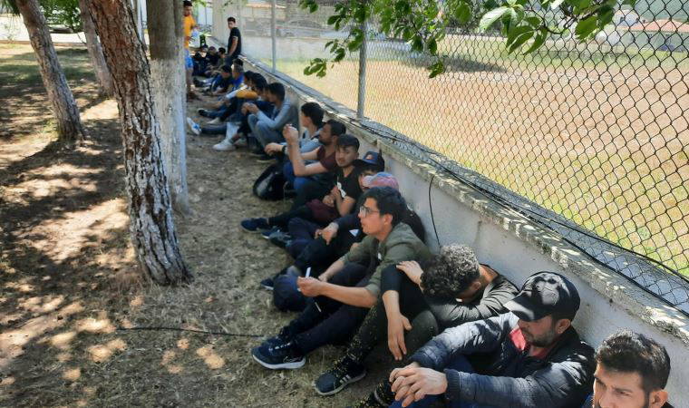 İzmir'de 237 kaçak göçmen ile 10 organizatör yakalandı (24 Mayıs 2022)