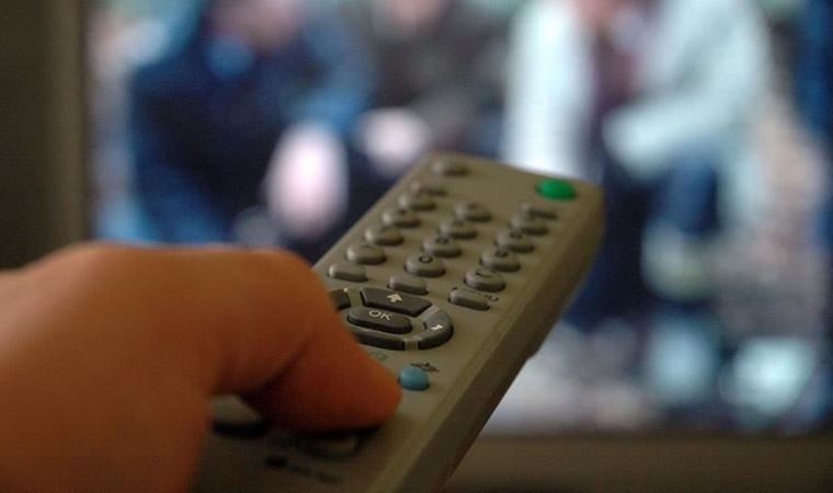 Uzmanlar uyardı: TV karşısında saatler geçirip atıştırmak kalp için tehlikeli