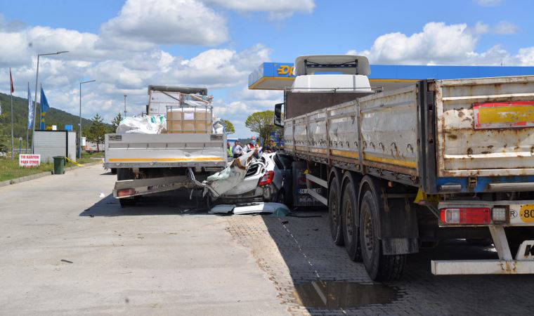 Otomobil, dinlenme tesisinde TIR'lara çarptı: 3 ölü, 1  yaralı