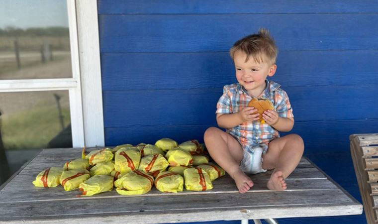 Annesinin telefonunu alan 2 yaşındaki çocuk, eve 31 çizburger söyledi