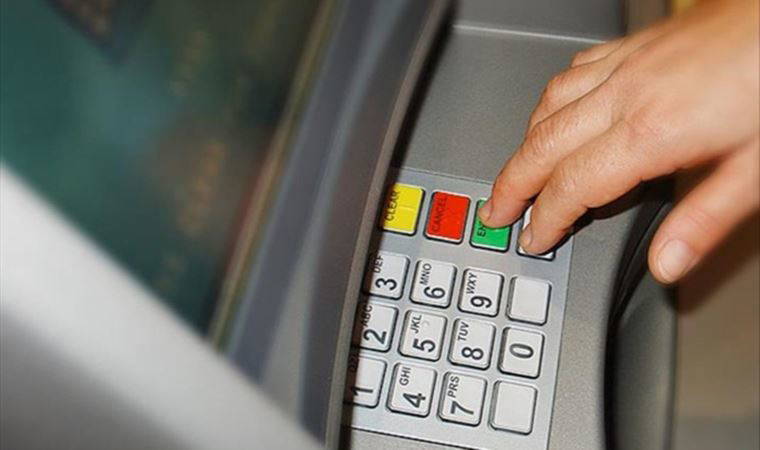 ATM'lere kopyalama düzeneği yerleştiren şüpheliler Maltepe'de suçüstü yakalandı